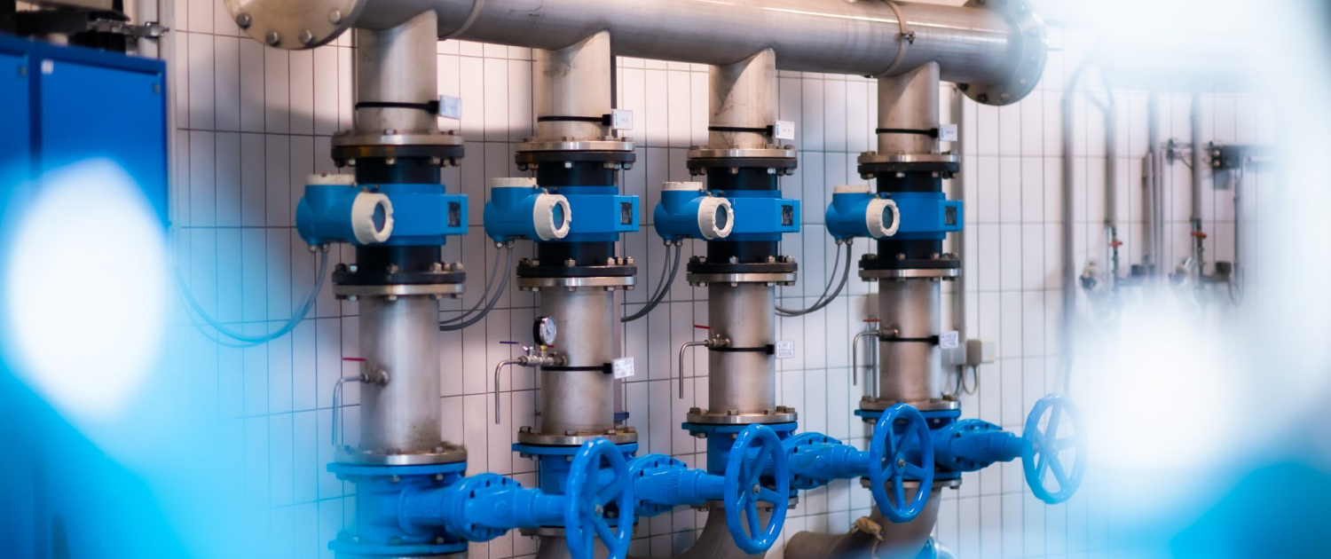 Blick auf die Wassereintrittsleitungen samt Induktionswasserzähler von den Brunnen.