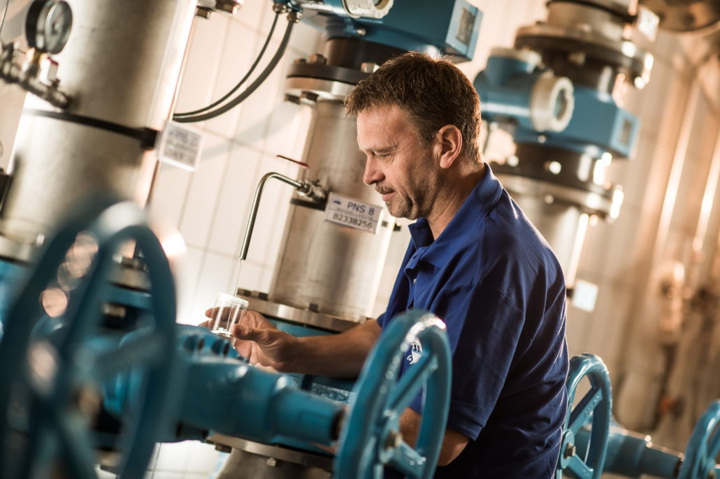 Gustav Baliko bei einer Trinkwasserkontrolle Gustav Baliko bei einer Trinkwasserkontrolle
