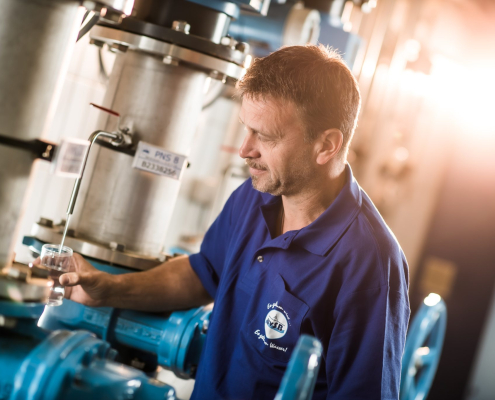 Gustav Baliko bei einer Wasseruntersuchung Gustav Baliko bei einer Wasseruntersuchung