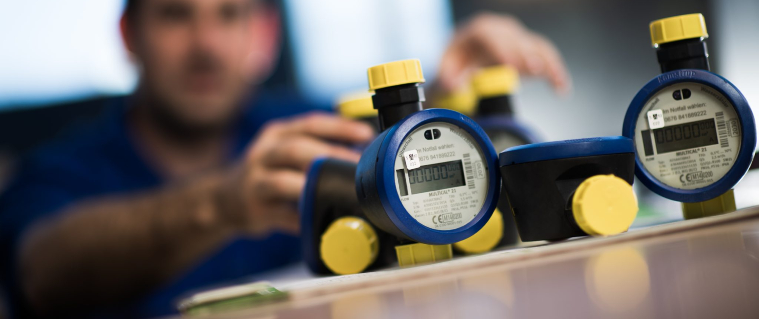 Die digitalen Funkwasserzähler werden zur Stichprobenüberprüfung vorbereitet.